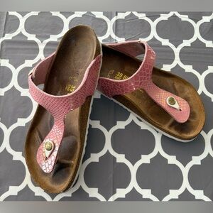 Birkenstock Ladies Gizeh sandals in a washed metallic pink